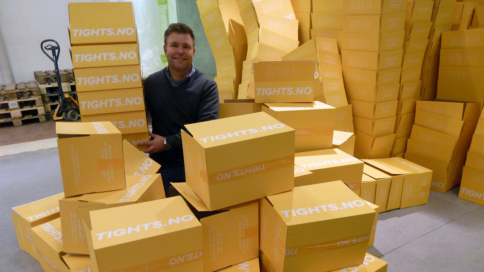Satser på å pakke og sende ut 16 000 gule esker på Black Friday